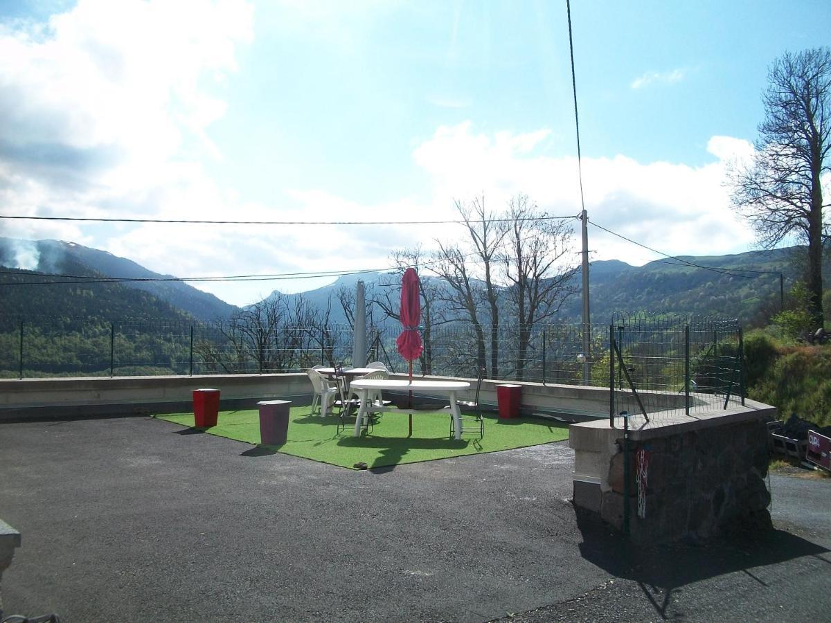 Vacances Au Pied Des Monts Du Cantal Laveissière Екстериор снимка