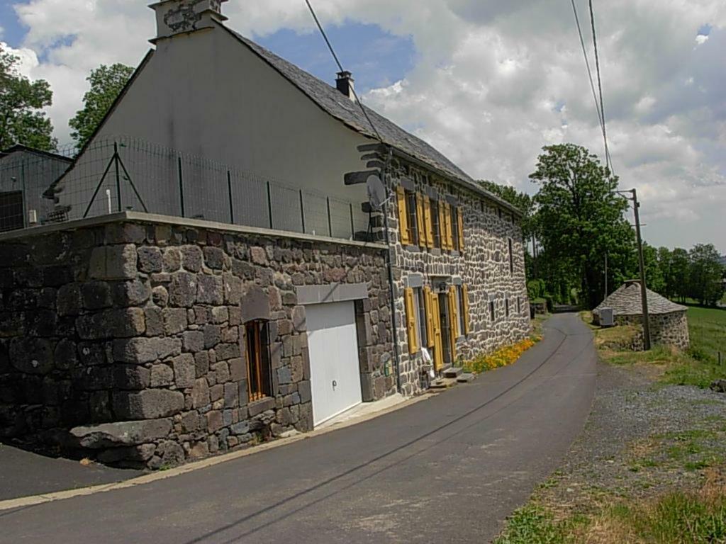 Vacances Au Pied Des Monts Du Cantal Laveissière Екстериор снимка