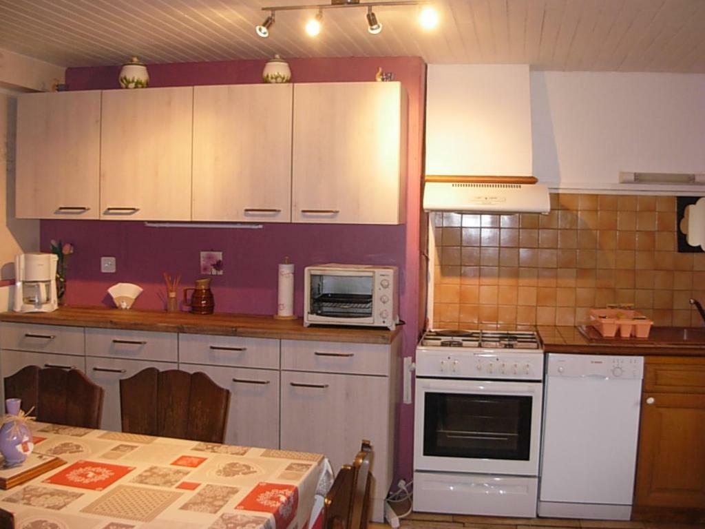 Vacances Au Pied Des Monts Du Cantal Laveissière Екстериор снимка